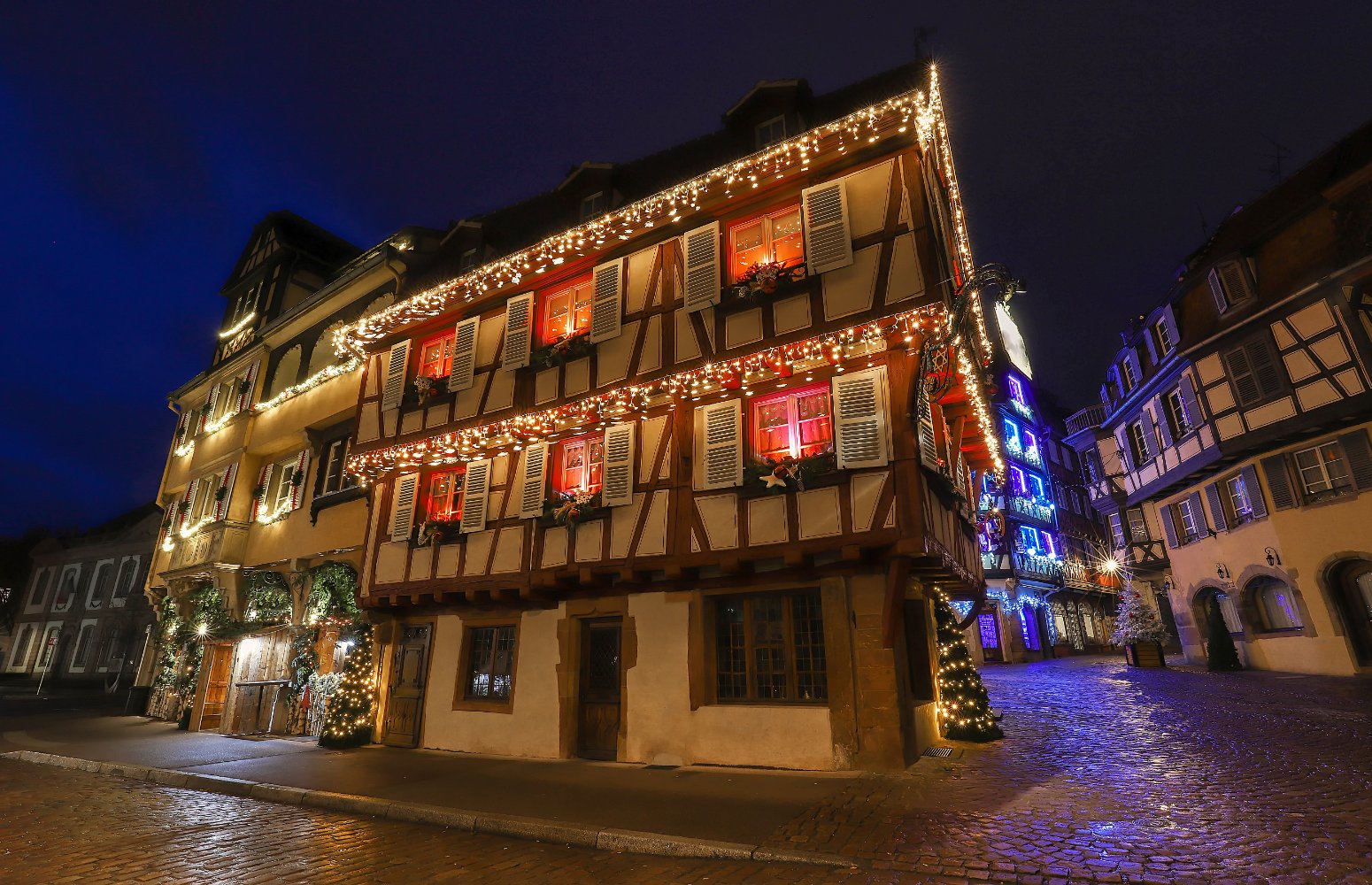 Casa de entramado iluminada en Colmar por Navidad