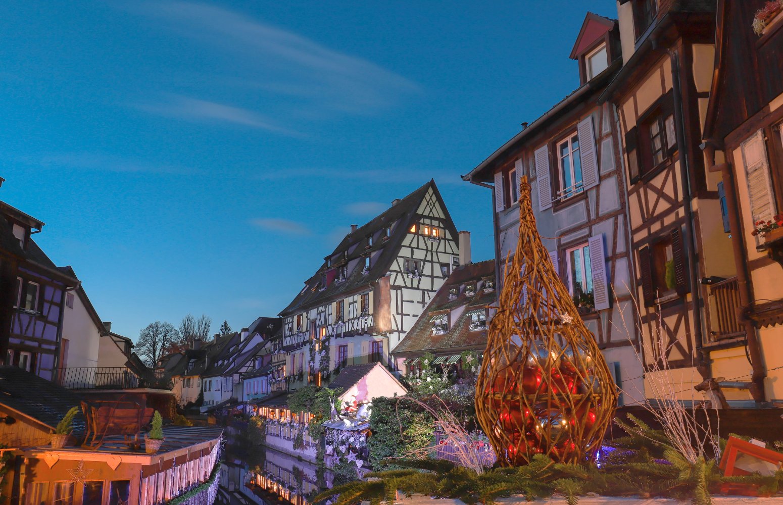 Decoración navideña en el casco antiguo de Colmar