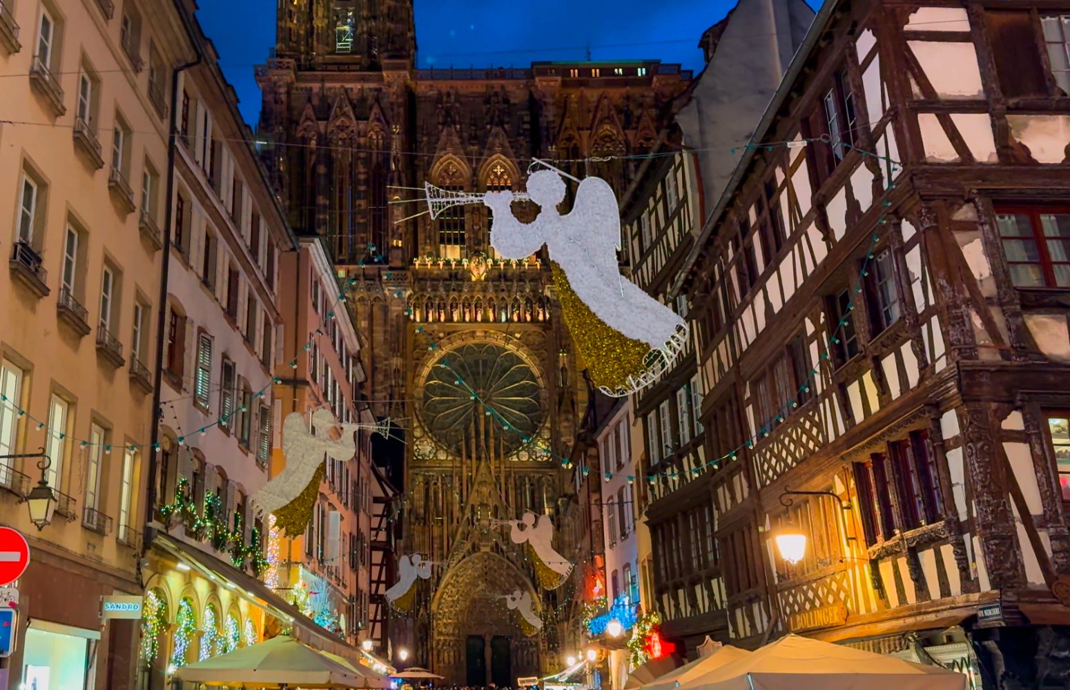 Decoraci&oacute;n navide&ntilde;a junto a la catedral de Estrasburgo