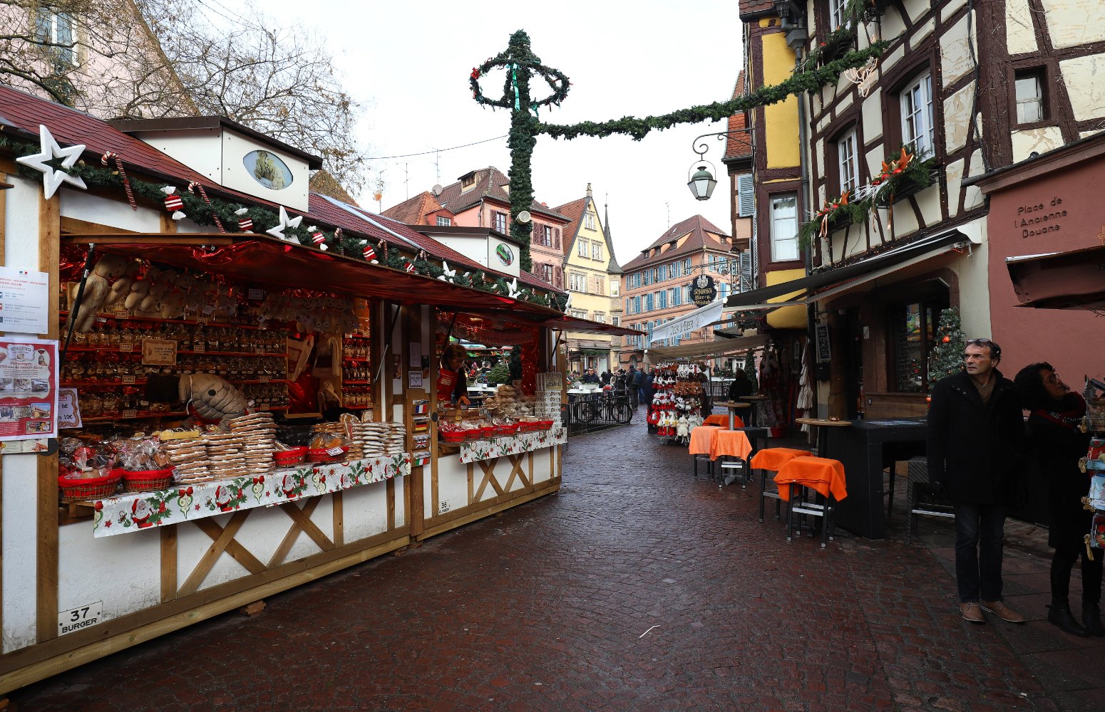 Mercadillo navide&ntilde;o de Colmar con puestos decorados
