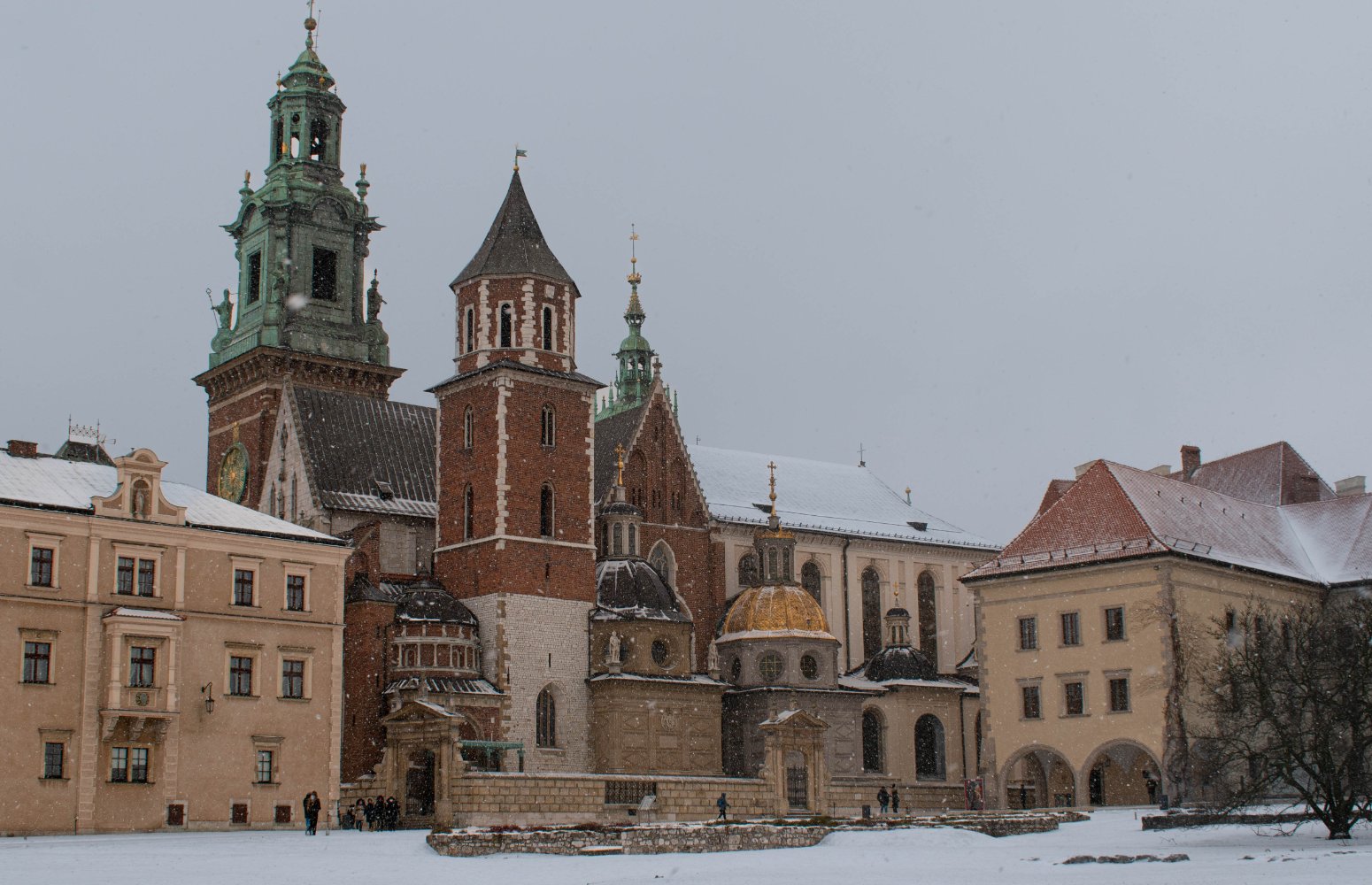 Castillo de Wawel bajo la nieve en Cracovia