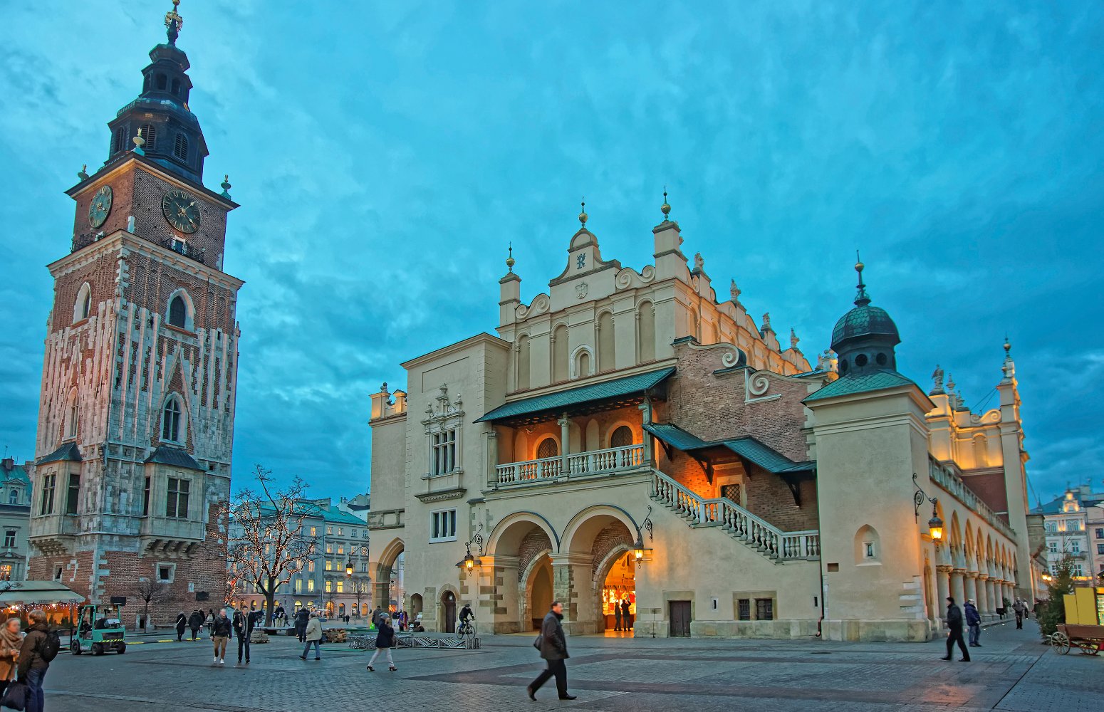 Torre del Ayuntamiento y Lonja de los Paños en la Plaza Mayor de Cracovia en Navidad
