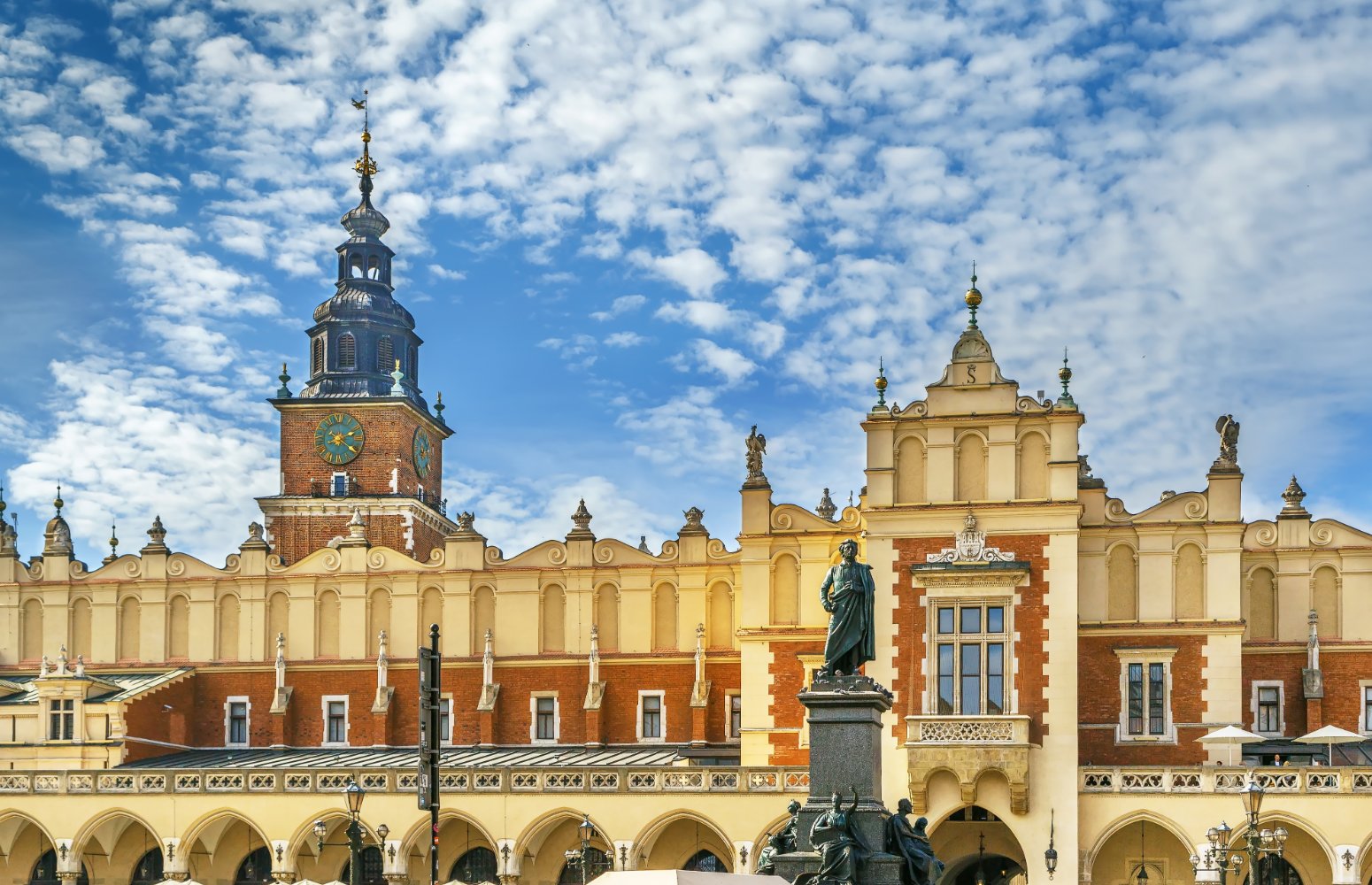 Lonja de los Paños y monumento a Adam Mickiewicz en Cracovia