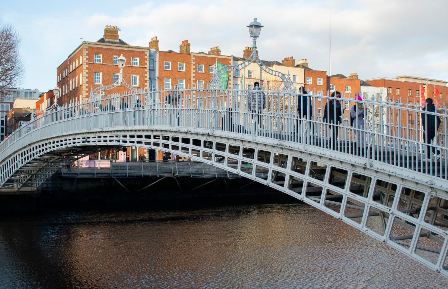 Puente Ha'penny sobre el río Liffey en Dublín