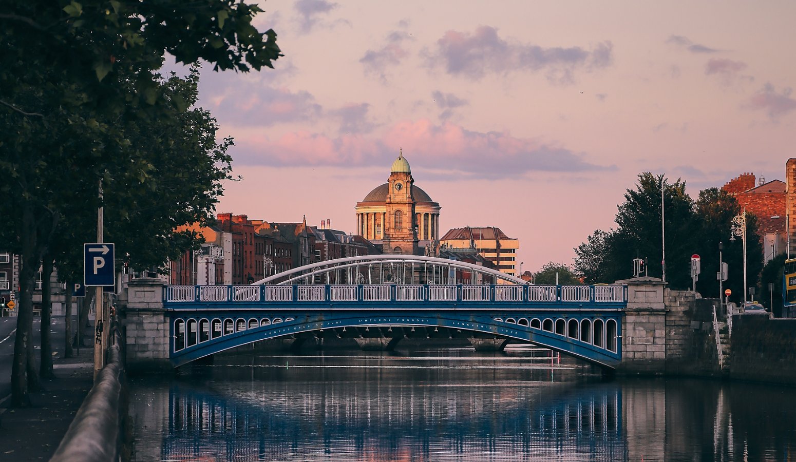 Puente sobre el río Liffey al atardecer en Dublín
