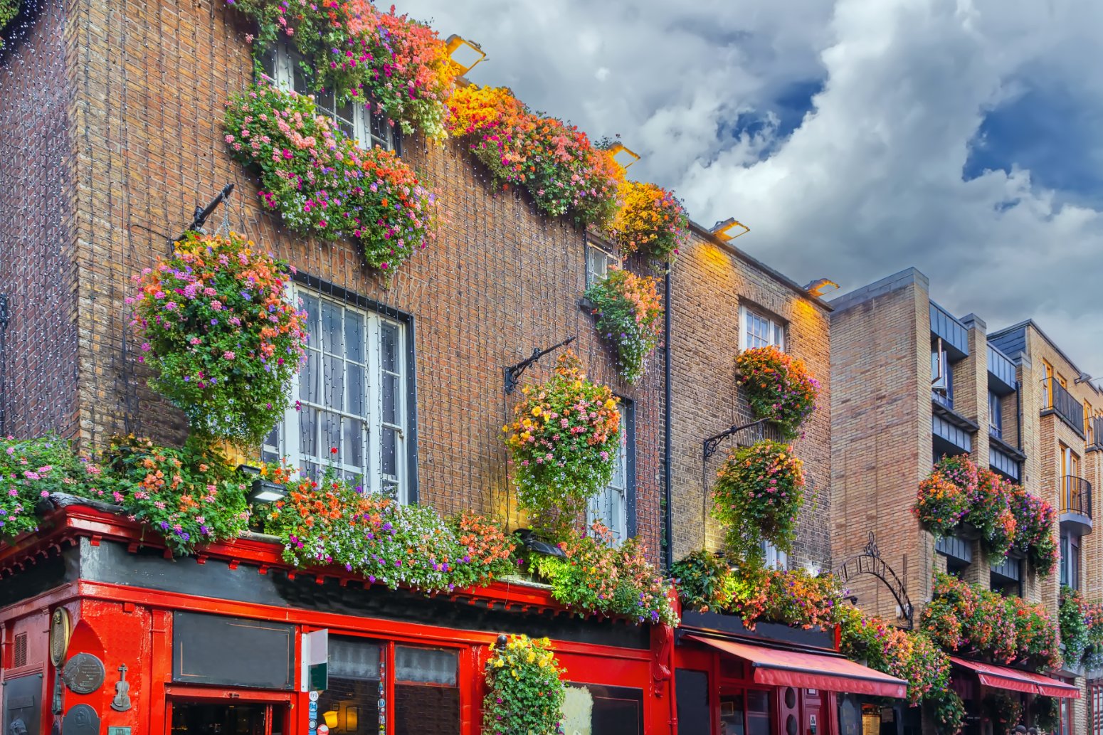 Calle de Temple Bar con fachadas floridas en Dublín