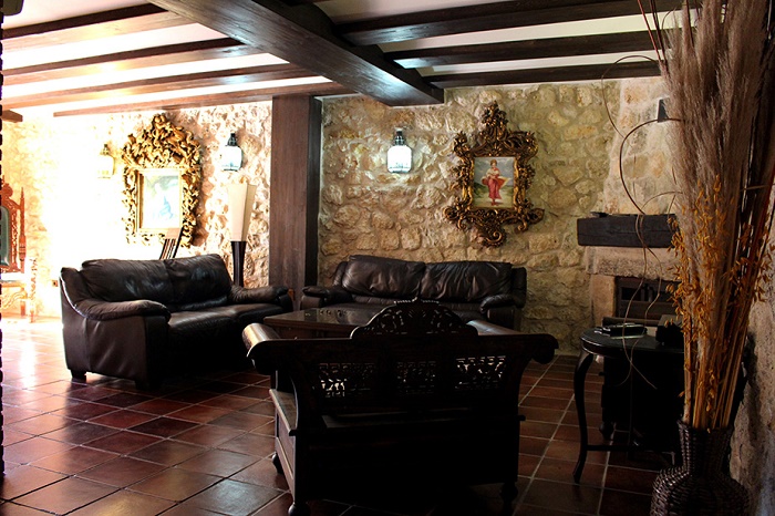 Salon con chimenea 700