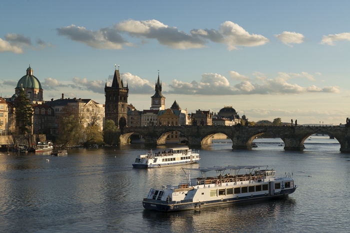 paseo en barco praga singles